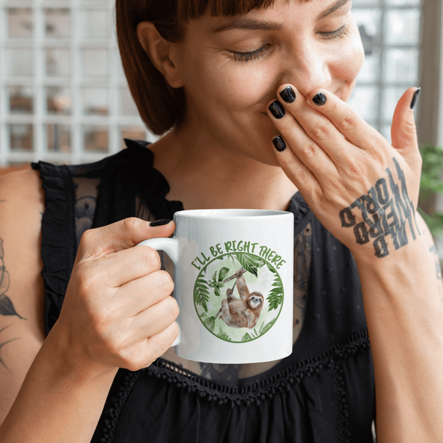  Mug Amusant avec Paresseux – Design Sarcastique 'J’arrive Tout de Suite / Funny Sloth Mug – 'I'll Be Right There' Sarcastic Design