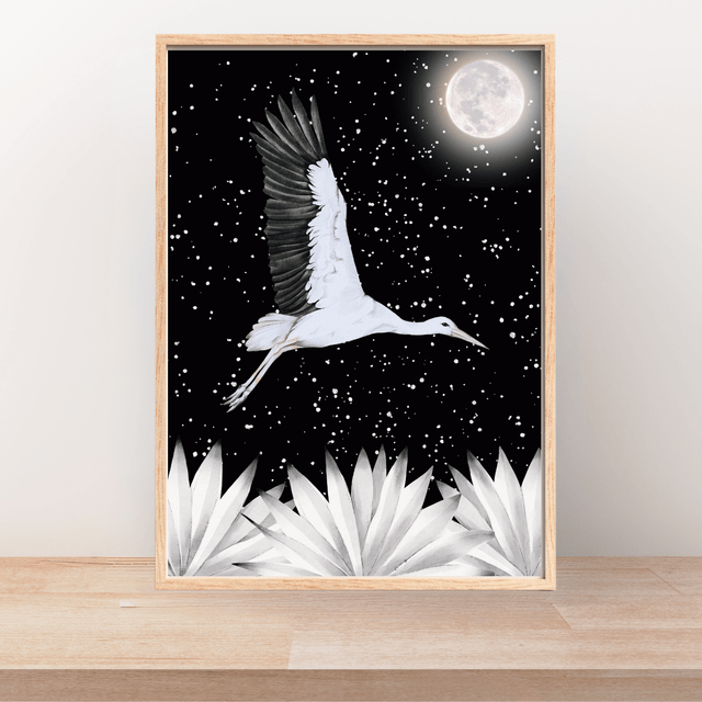 Impression de Cigogne Blanche Volant sous la Pleine Lune - Art Majestueux  / White Stork Flying under the Full Moon Print - Majestic Bird Art 