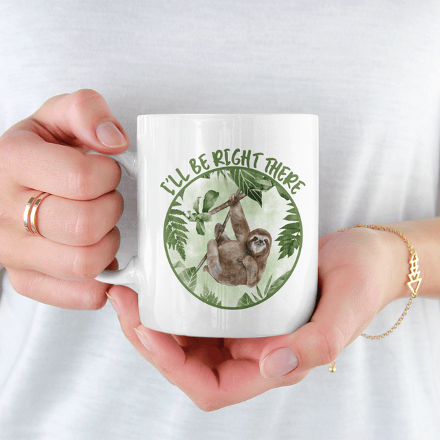  Mug Amusant avec Paresseux – Design Sarcastique 'J’arrive Tout de Suite / Funny Sloth Mug – 'I'll Be Right There' Sarcastic Design
