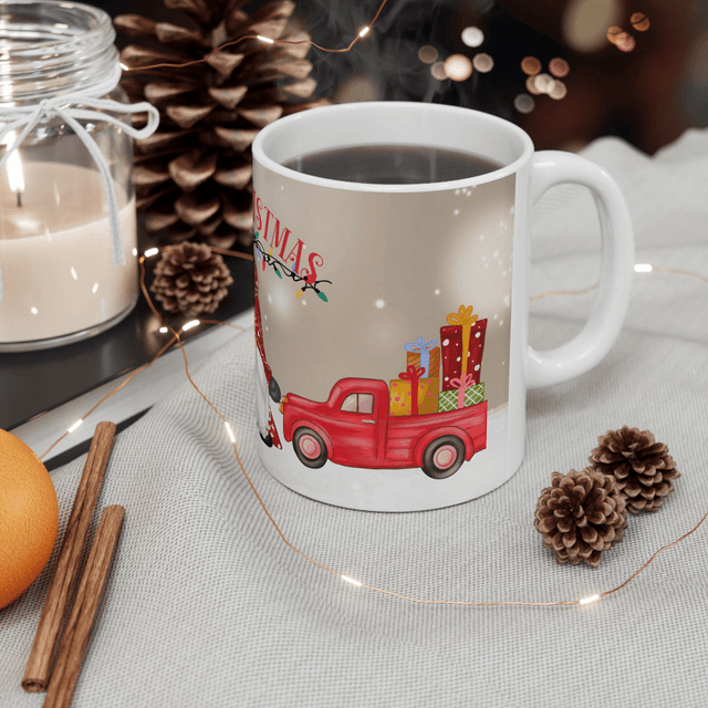 Red Christmas Gnomes Accent Coffee 11oz Mug, The Perfect Gift For Frinds and Family / Mug de Noël avec Gnomes Rouges, 11 oz 