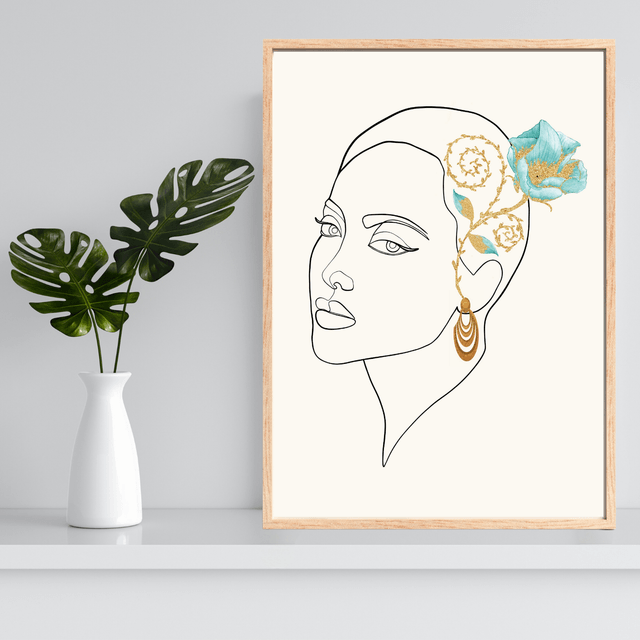  Impression d'Art en Ligne avec Boucle d'Oreille en Or et Rose Bleue / Graceful Muse: Line Art Print with Gold Earring and Blue Rose Adornment