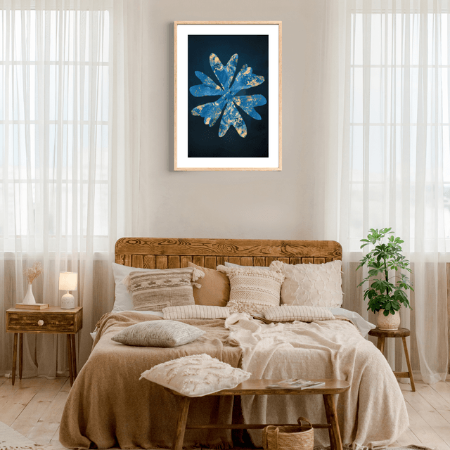 Impression Feuille Bleue et Or sur Fond Bleu Foncé - Décoration Moderne / Blue and Gold Leaf on Dark Blue Background Art Print - Modern Wall Decor