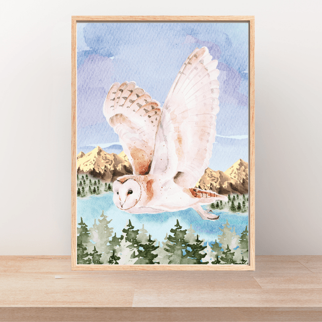 Impression d'Art Chouette en Vol dans la Forêt / Snowy Owl Flying Through Forest Art Print – Majestic Winter Sky Decor