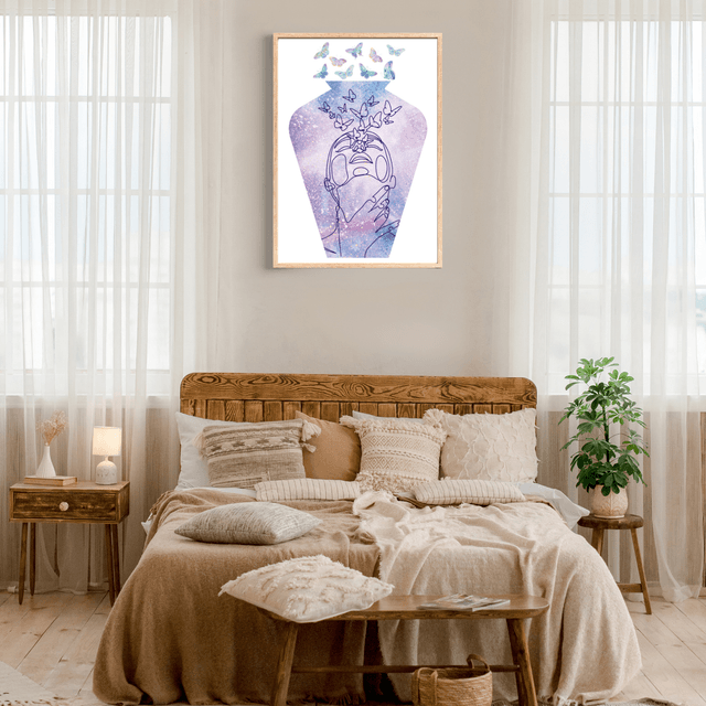 Vase en dessin linéaire avec femme soufflant des papillons /  Line Art Vase with Woman Breathing Butterflies